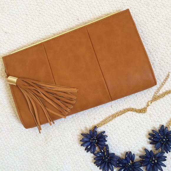 Francesca's Collections Handbags - 👄PRICE FIRM👄 NWT Faux Leather Tan Tassel Clutch