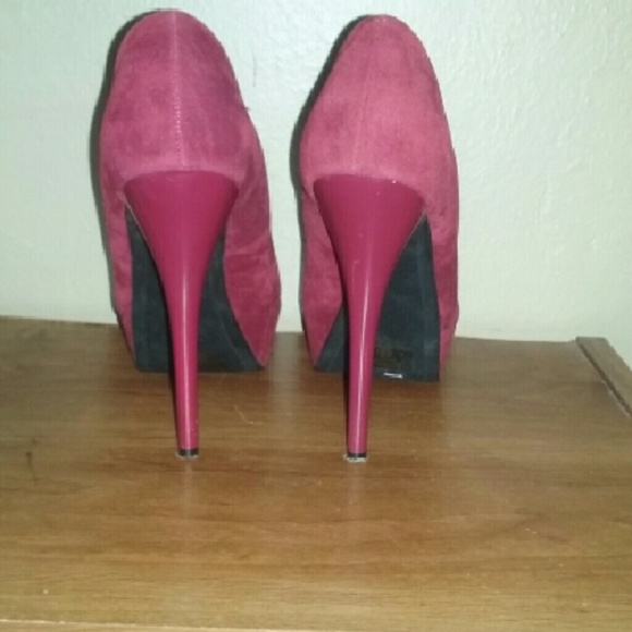 Red pumps - Picture 3 of 4
