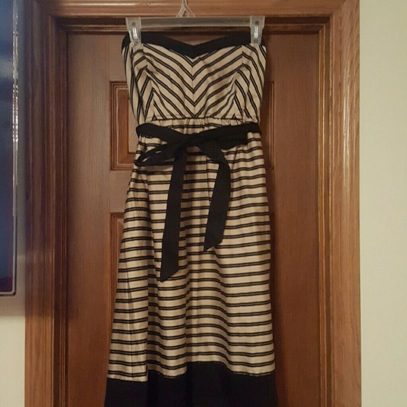 Strapless maternity dress with ribbon