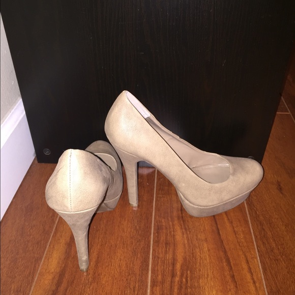 Jennifer Lopez size 9 nude suede heels