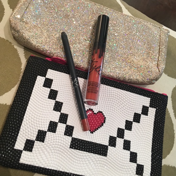 KYLIE LIPSTICK color 22 FREE MAKEUP BAG of choice
