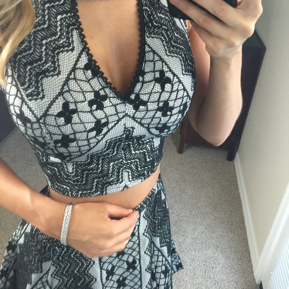 {Last One}-Peek-A-Boo Lace Set- - Picture 4 of 4