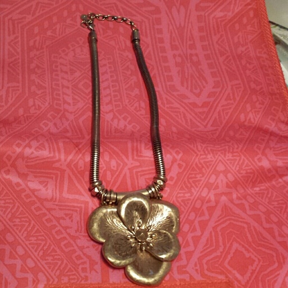 Stella & Dot Bloom Necklace