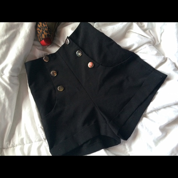 V Sexy high waist button shorts