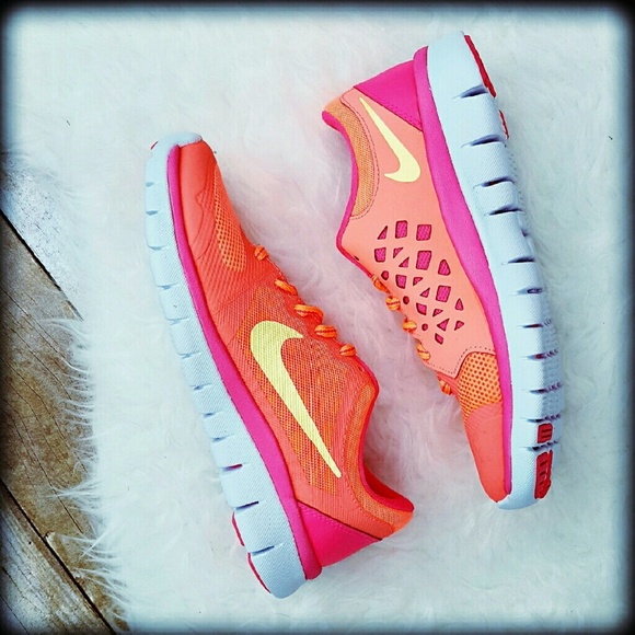 🚨NIKE Girls 5-6 Running Sneaker Shoe