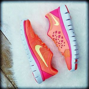 🚨NIKE Girls 5-6 Running Sneaker Shoe