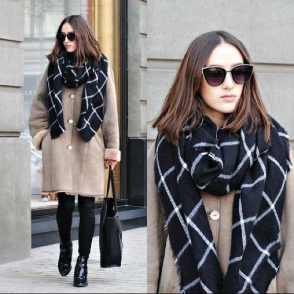 Black and white blanket scarf
