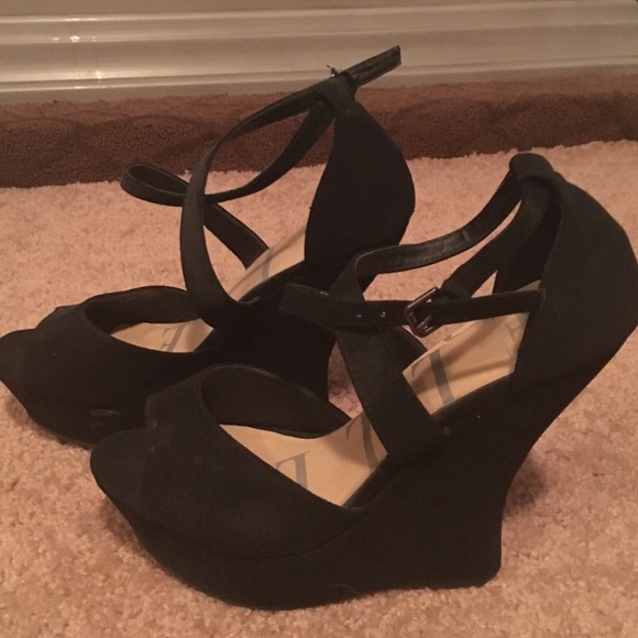 ELLE BRAND NEW BLACK SUEDE CURVY WEDGES!!