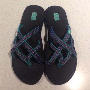 Women's Teva Olowahu sandals size 8