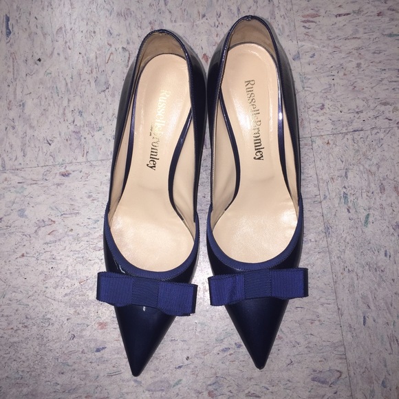 Navy pointed-toe pump