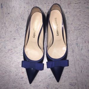 Navy pointed-toe pump