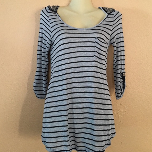 Gray with black stripes top 3/4 sleeve - Picture 2 of 4
