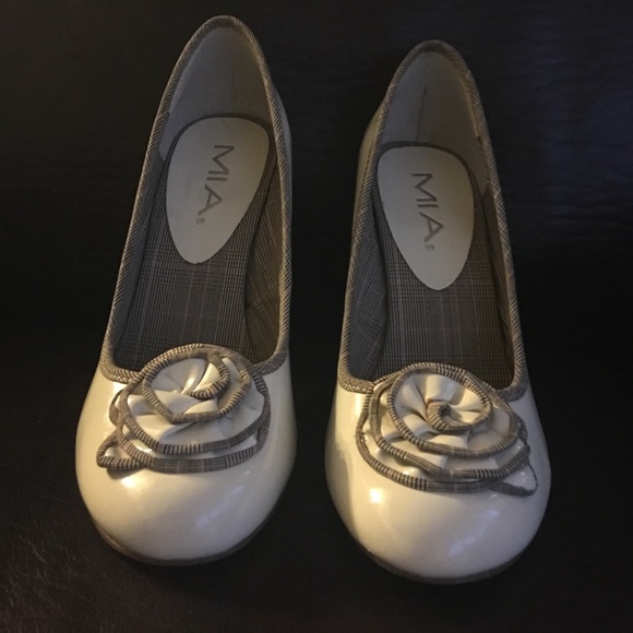 Mia Shoes - MIA Bloom Chunky Thick Heels. Size 6M.