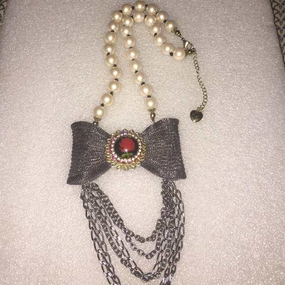 Betsey Johnson necklace - Picture 1 of 4
