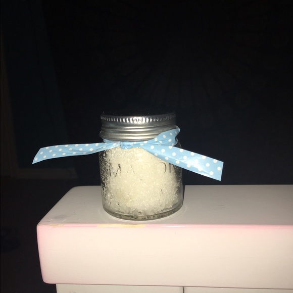Homemade lemon lip scrub! ALL NATURAL.