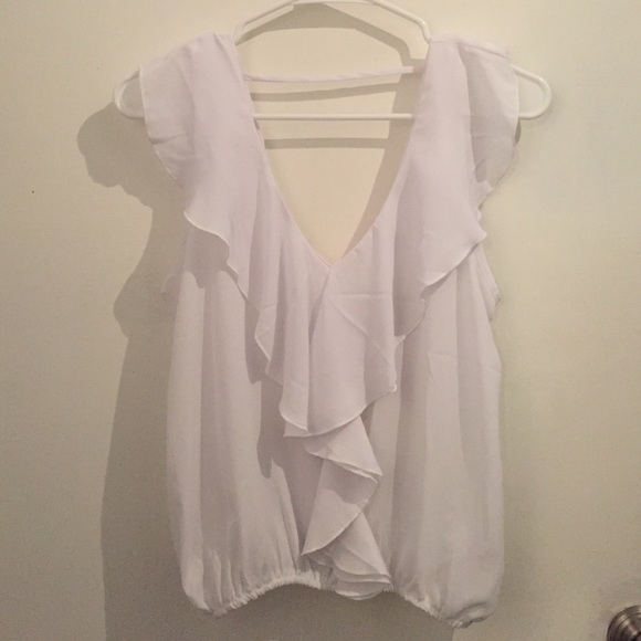 Tops - Cute ruffled low back crop top!