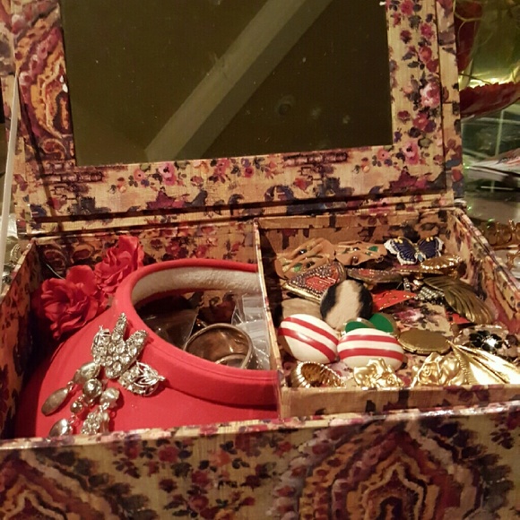SOLD IN BUNDEection of vintage and classic jewelry