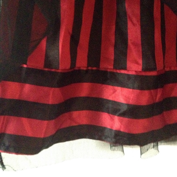 Black and red skirt with layer of tulle. - Picture 2 of 3