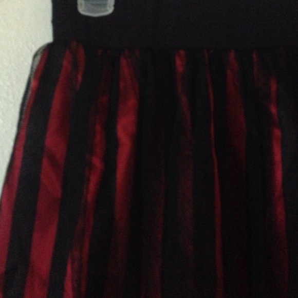 Black and red skirt with layer of tulle. - Picture 3 of 3