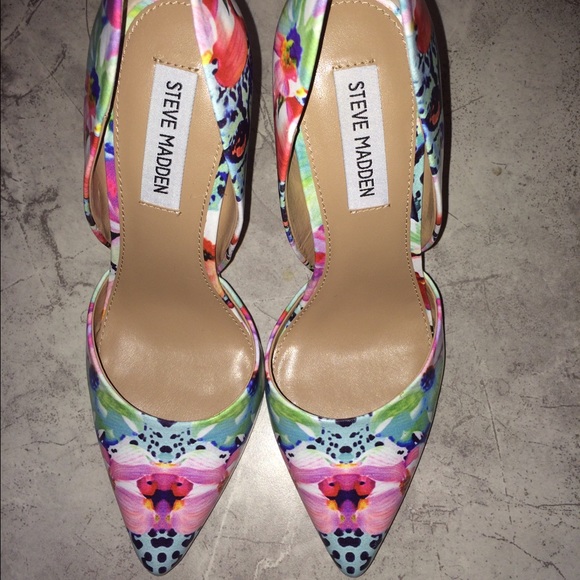 Varcityy Steve Madden Pumps