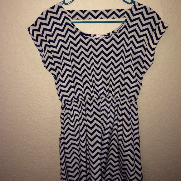 SALE‼️Cream and Navy blue chevron dress! - Picture 2 of 4