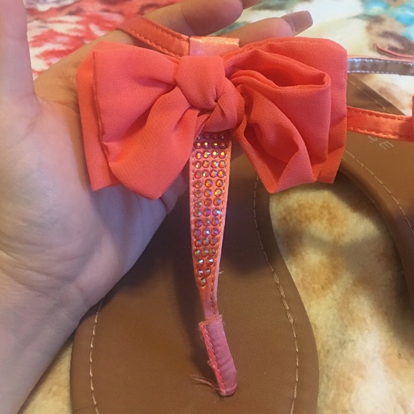 ⛔️SOLD Bow Sandals - Picture 2 of 3