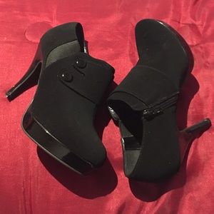 Black boot cut heels 8w