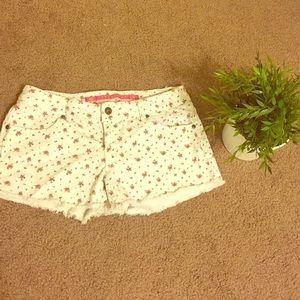 HOST PICK! 💋💕 White floral shorts