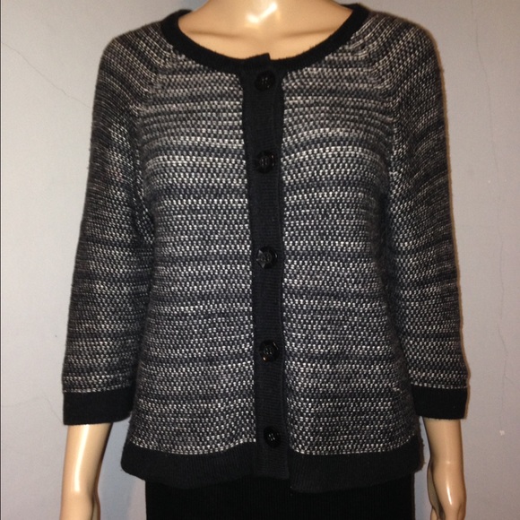 Pretty sweater - Picture 2 of 4