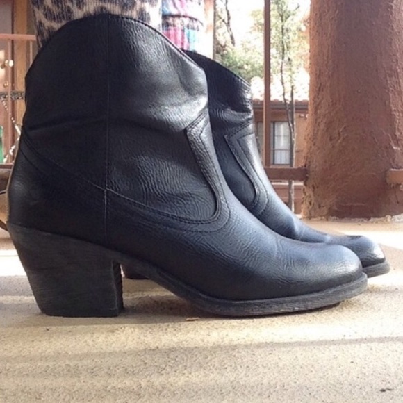🚨 LAST CALL BEFORE XPOSTING! Black Ankle Booties
