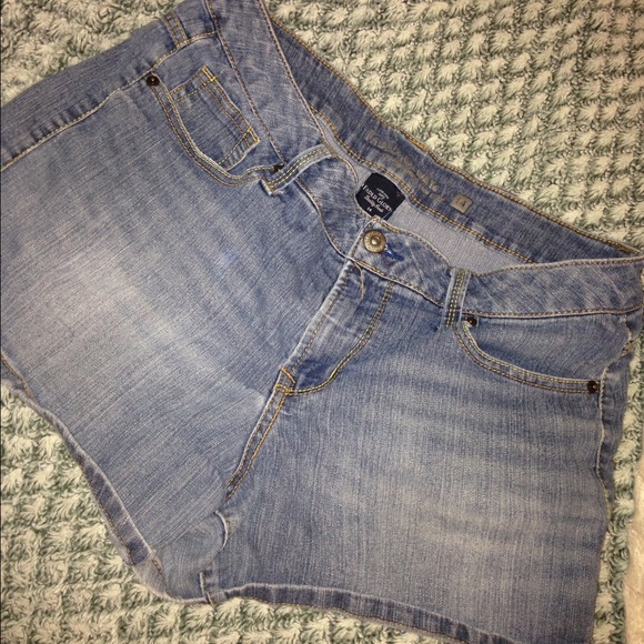 Light blue shorts.
