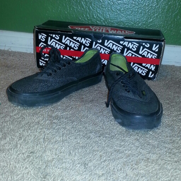 ❤️ VANS ❤️ COLLECTION RARE HARD TO FIND LIMITED EDITION SHOES IN BLACK .