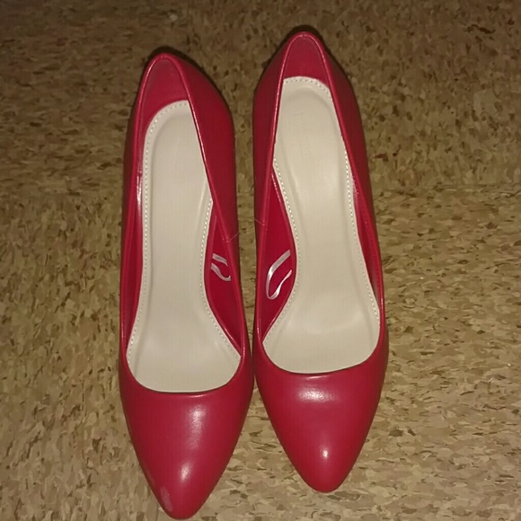 Red high heels - Picture 2 of 3