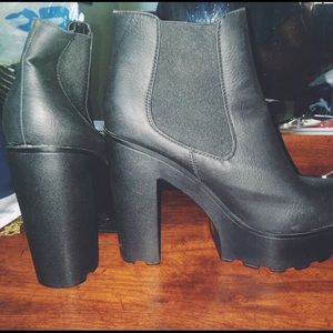 Black chunky heel Chelsea Boots!