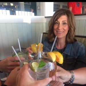 Meet your Posher, Lora