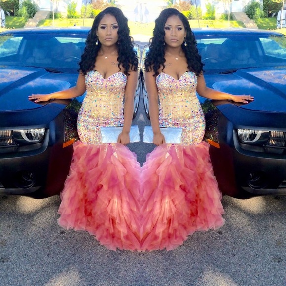 BEAUTIFUL PROM DRESS - Picture 1 of 1