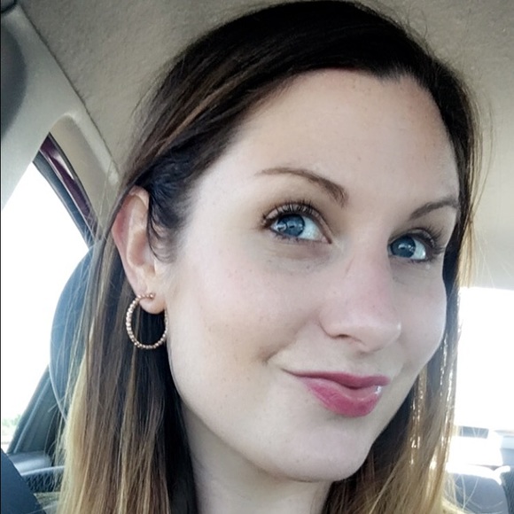 Meet your Posher, Alyssa - Picture 1 of 1
