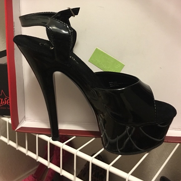 Size 7 black heels