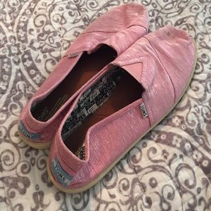 Pink Metallic Toms youth 6/women 8 💞💞