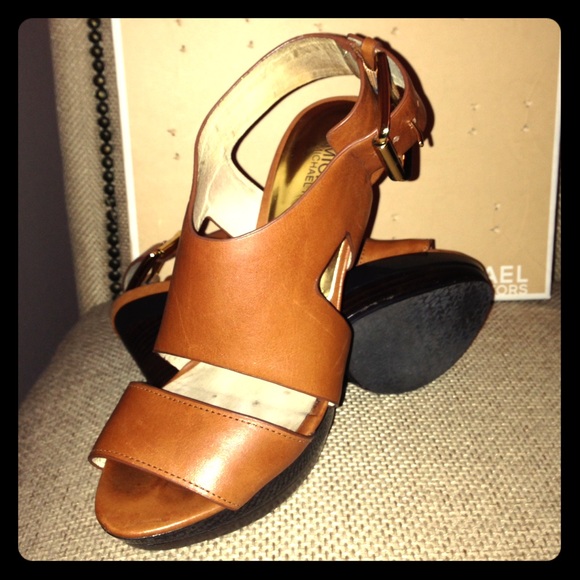 Gorgeous cognac Michael Kors Carla platform pumps