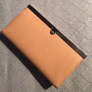 Nude clutch