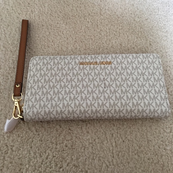 Michael Kors Handbags - Final sale price 💕 Travel wristlet