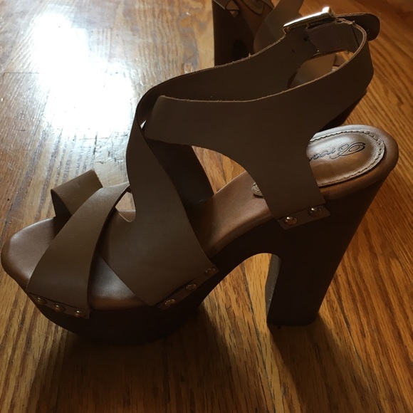 Breckelle's platform nude heels - Picture 2 of 4