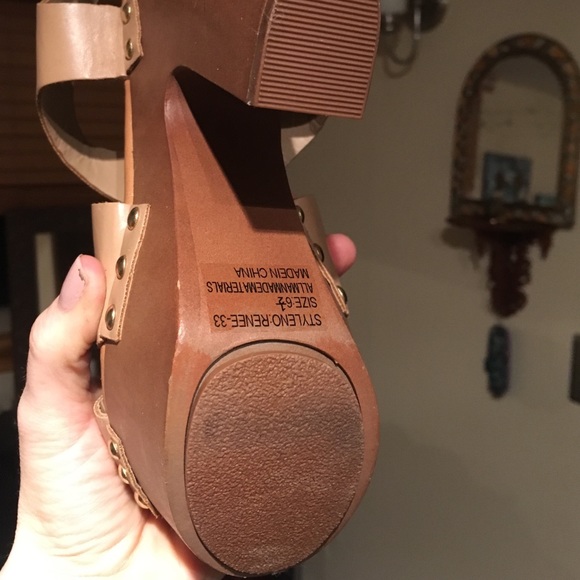 Breckelle's platform nude heels - Picture 4 of 4