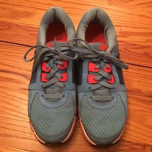 Nike dual fusion sneakers