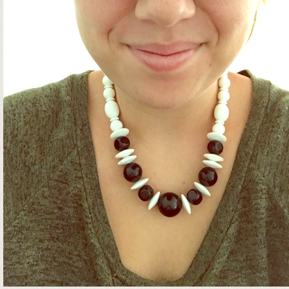 VINTAGE BLACK & WHITE NECKLACE - Picture 2 of 4