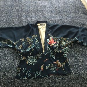 Kimono-like blouse... Very charming