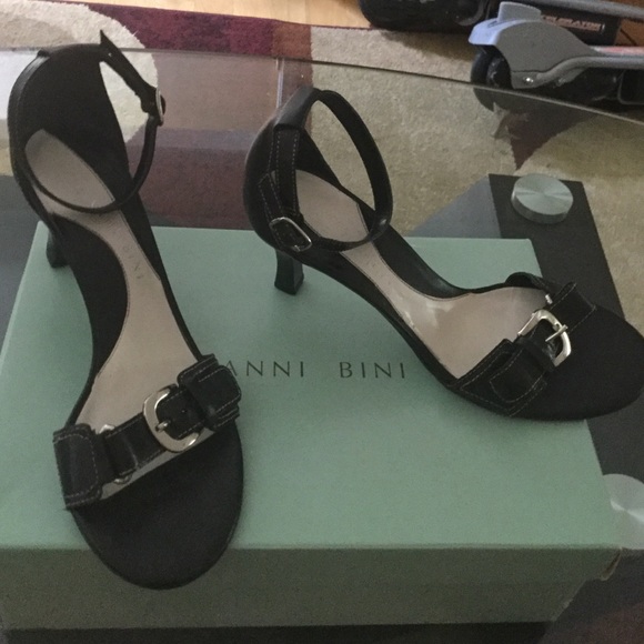 Gianni Bini leather heel with buckel