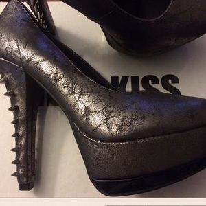 Red Kiss Gunmetal platform heels