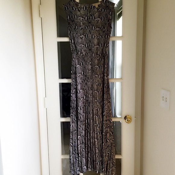 MICHAEL KORS BLACK AND WHITE PLEATED DRESS - Picture 2 of 4